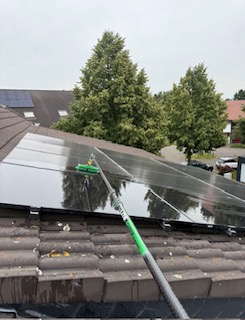 Zonnepanelen reinigen door Glazenwasserij Beek